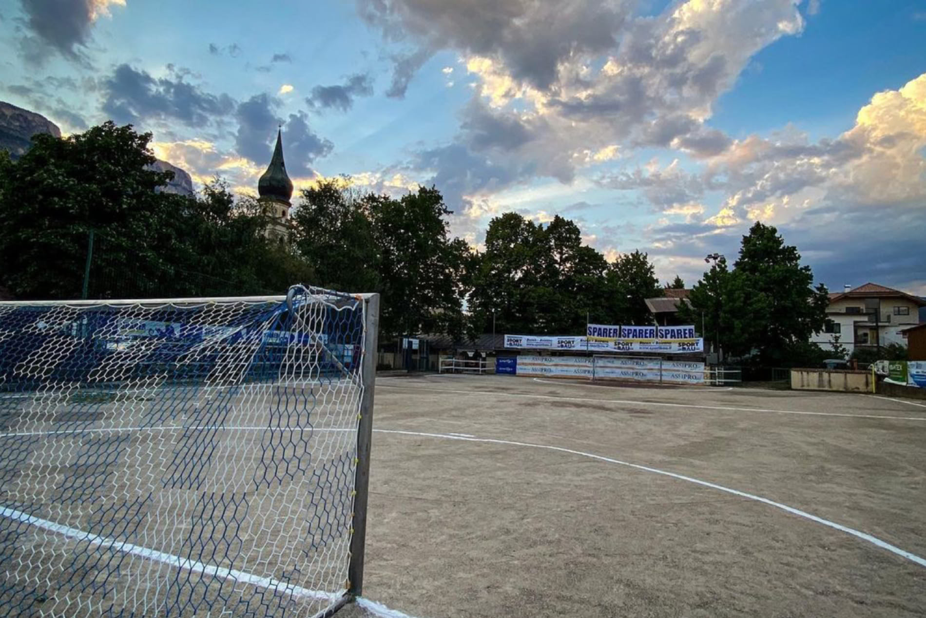 Fußballfeld mit Sponsoren