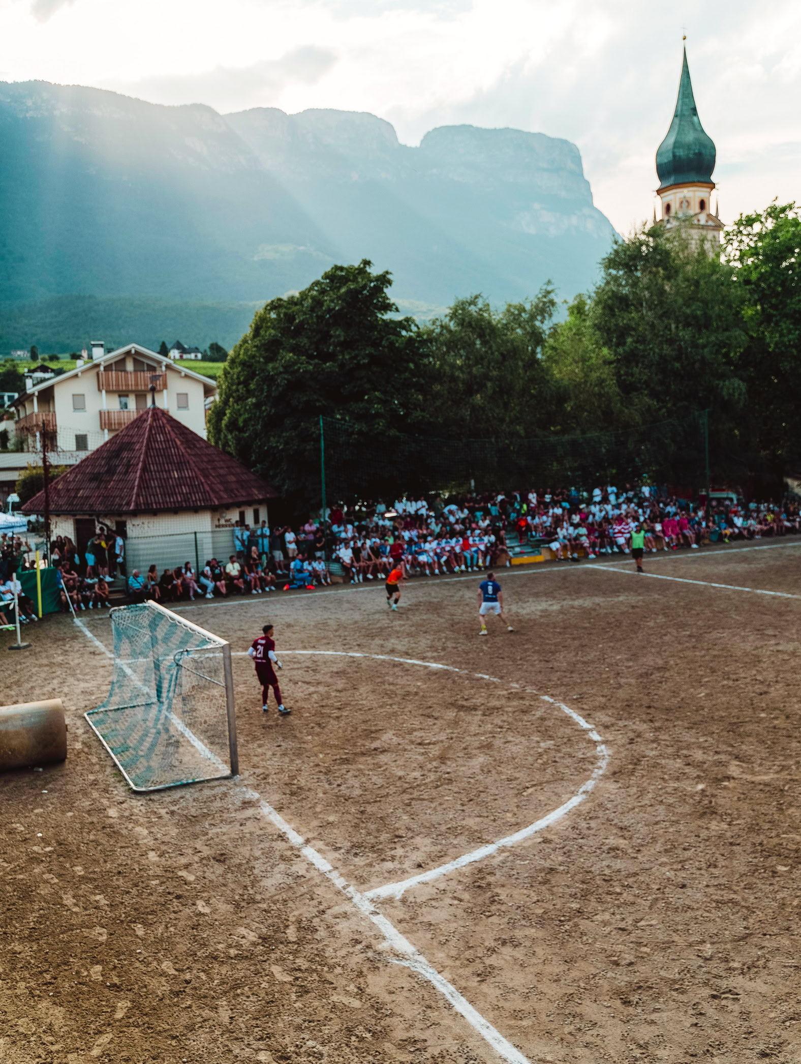 Fußballer auf dem Sandplatz
